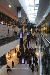 Image du Maroc Professionnelle de  Des visiteurs flânent et découvrent le nouveau grand centre commercial de Casablanca "Morocco Mega Mall", le plus grand centre commercial d'Afrique avec 200.000 m² de surface au sol située sur le Boulevard de la Corniche Boulevard de L'Océan Ain Diab, à Casablanca, Vendredi 16 Décembre 2011. (Photo / Abdeljalil Bounhar)

